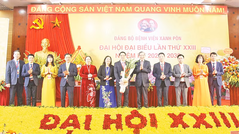 Lãnh đạo Quận ủy Ba Đình chúc mừng Ban Chấp hành Đảng bộ Bệnh viện Xanh Pôn nhiệm kỳ 2025-2030.