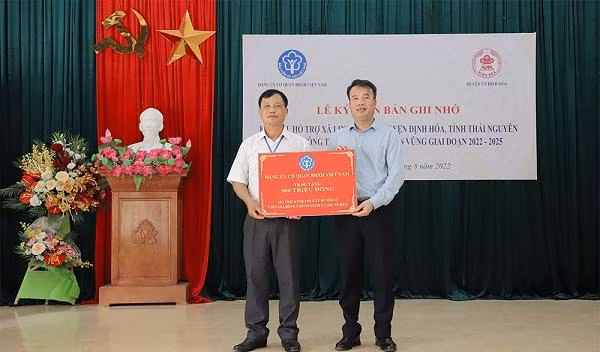 Tổng Giám đốc Nguyễn Thế Mạnh trao quà cho đại diện xã Linh Thông (Ảnh: VSS).