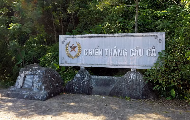 Bia di tích chiến thắng cầu Cả, xã Yên Nguyên, huyện Chiêm Hóa, tỉnh Tuyên Quang.