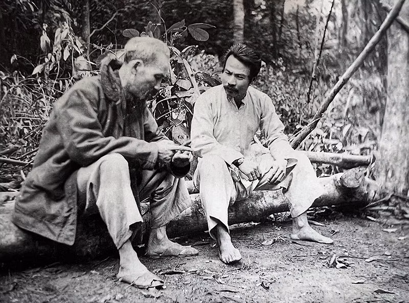 Chủ tịch Hồ Chí Minh và Hoàng thân Xuphanuvông, tháng 5/1950 tại Tuyên Quang. (Ảnh tư liệu)