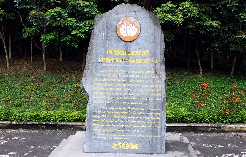 Bia di tích lịch sử Mặt trận dân tộc thống nhất Việt Nam dẫn lại lời của Chủ tịch Hồ Chí Minh tại Đại hội thống nhất Mặt trận Việt Minh - Hội Liên Việt năm 1951.
