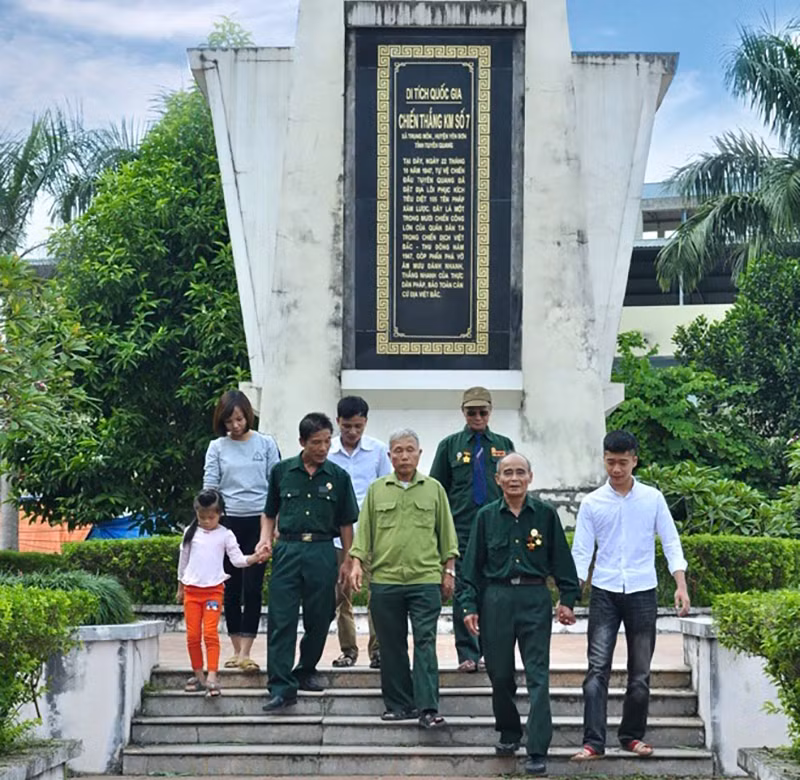 Cựu chiến binh và nhân dân xã Trung Môn, huyện Yên Sơn đến thăm di tích Bia chiến thắng Km7.