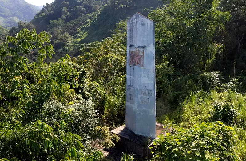 Bia di tích chiến thắng Khe Lau.