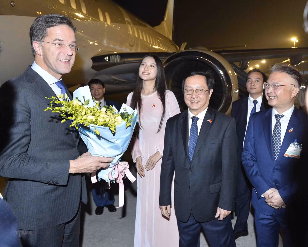 Tối 1/11, Thủ tướng Vương quốc Hà Lan Mark Rutte đến Hà Nội, bắt đầu chuyến thăm chính thức Việt Nam từ ngày 1 đến 2/11, theo lời mời của Thủ tướng Chính phủ nước Cộng hòa Xã hội Chủ nghĩa Việt Nam Phạm Minh Chính.