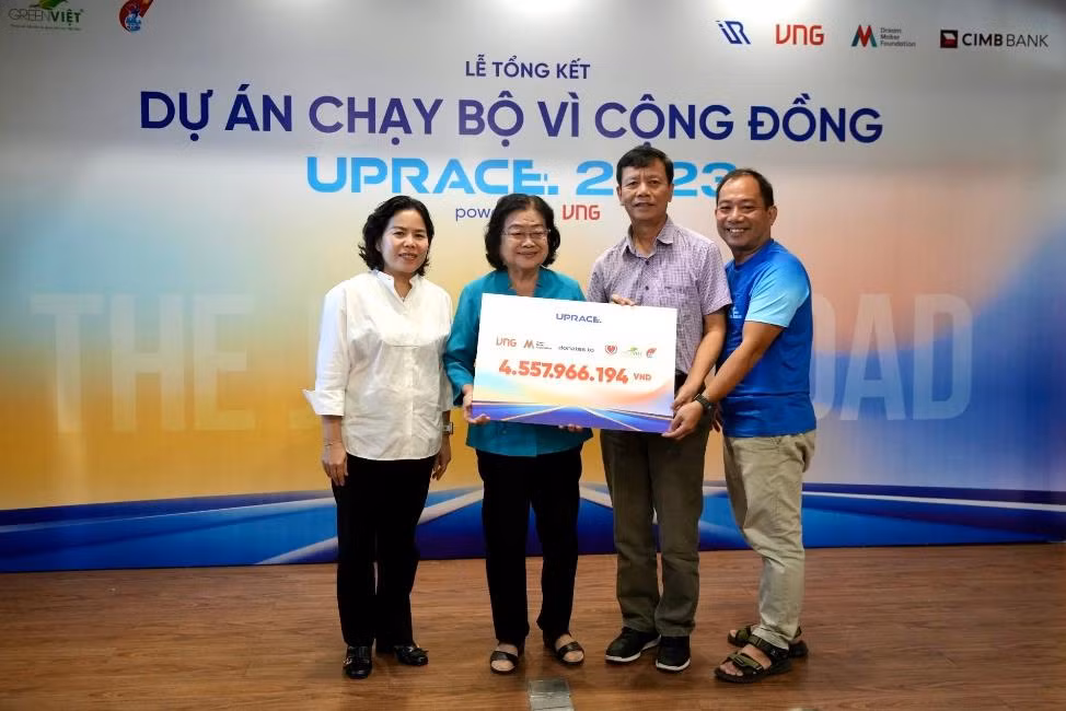 Bà Trương Cẩm Thanh, Giám đốc Quỹ Kiến tạo ước mơ (VNG) trao quỹ cho đại diện 3 tổ chức xã hội
