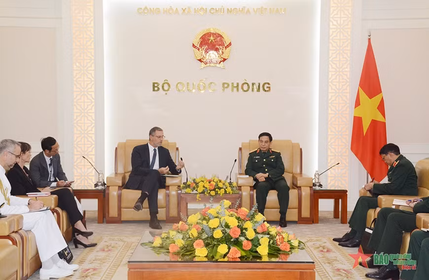 Đại tướng Phan Văn Giang tiếp Đại sứ Pháp Olivier Brochet. 