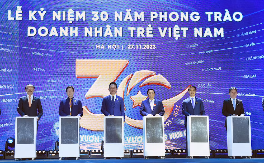 Thủ tướng và các đại biểu thực hiện nghi thức nhấn nút kỷ niệm 30 năm phong trào doanh nhân trẻ Việt Nam