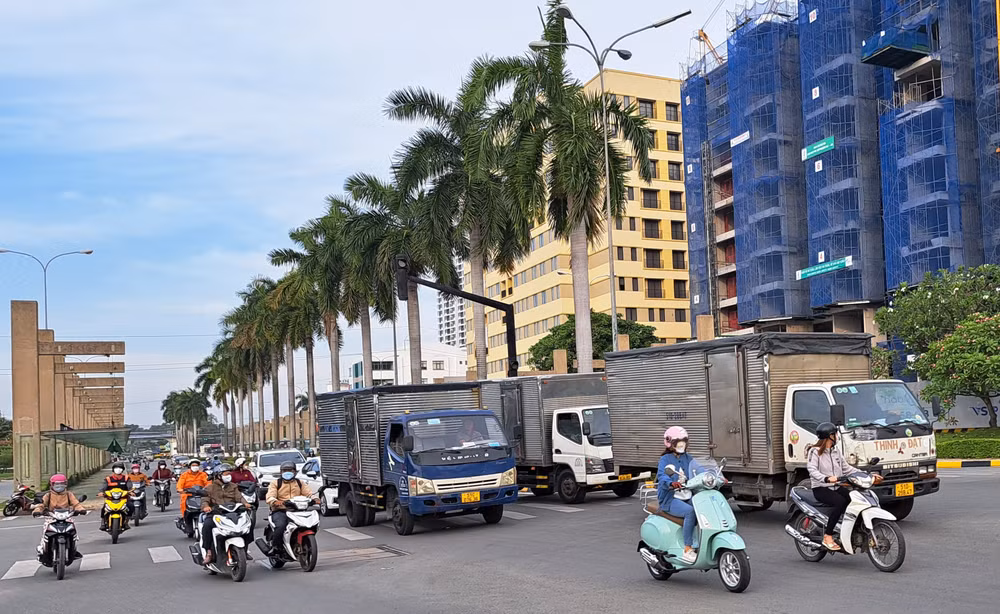 Đường vào Khu công nghiệp Việt Nam-Singapore 1 ở Bình Dương nhộn nhịp vào sáng 30/1.