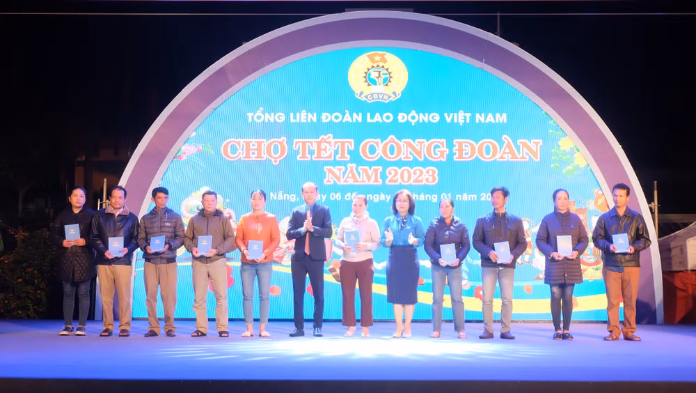 Trao tặng các suất quà tết cho đoàn viên, công nhân.