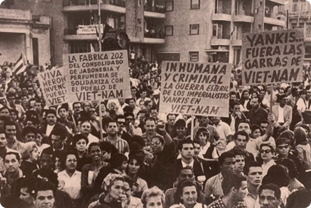 Hơn 3 vạn công nhân tại thủ đô La Habana, Cuba tổ chức mít-tinh ủng hộ nhân dân Việt Nam tiến hành kháng chiến chống Mỹ, cứu nước, tháng 11/1966. (Nguồn: Trung tâm Lưu trữ quốc gia III. Tài liệu ảnh sưu tầm)