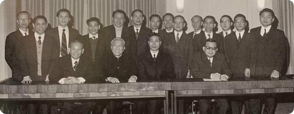 Cố vấn đặc biệt Lê Đức Thọ và các thành viên đoàn Việt Nam Dân chủ Cộng hòa tại lễ ký tắt.