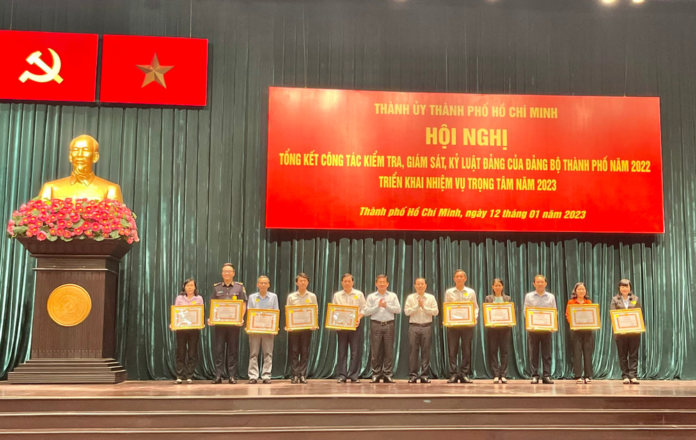 Khen thưởng các đơn vị thực hiện tốt công tác kiểm tra, giám sát năm 2022.