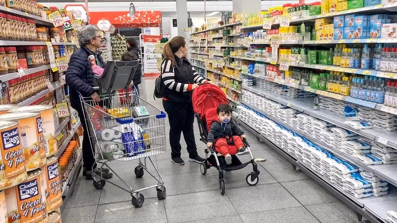 Người dân Mỹ Latin và Caribe thắt chặt chi tiêu trong bối cảnh kinh tế khó khăn. (Ảnh Clarín)