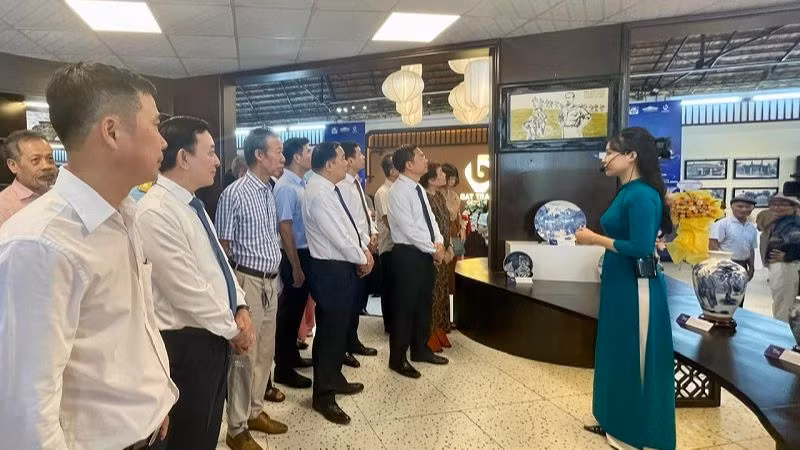 Tham quan Triển lãm "Hồn của đất". Tham quan Triển lãm "Hồn của đất".
