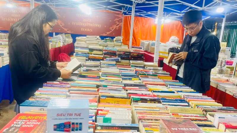 Không gian sách và văn hóa đọc Hồ Văn thu hút đông bạn trẻ đến tham quan, lựa chọn, tìm hiểu những cuốn sách yêu thích.