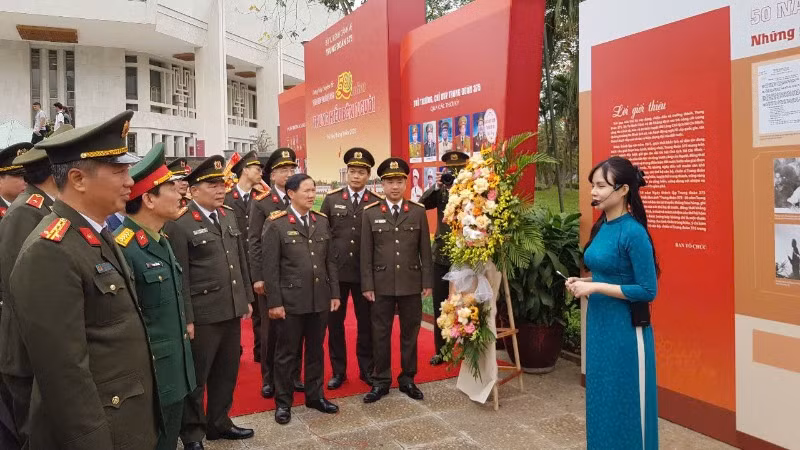Các đại biểu nghe giới thiệu về Trưng bày chuyên đề. 