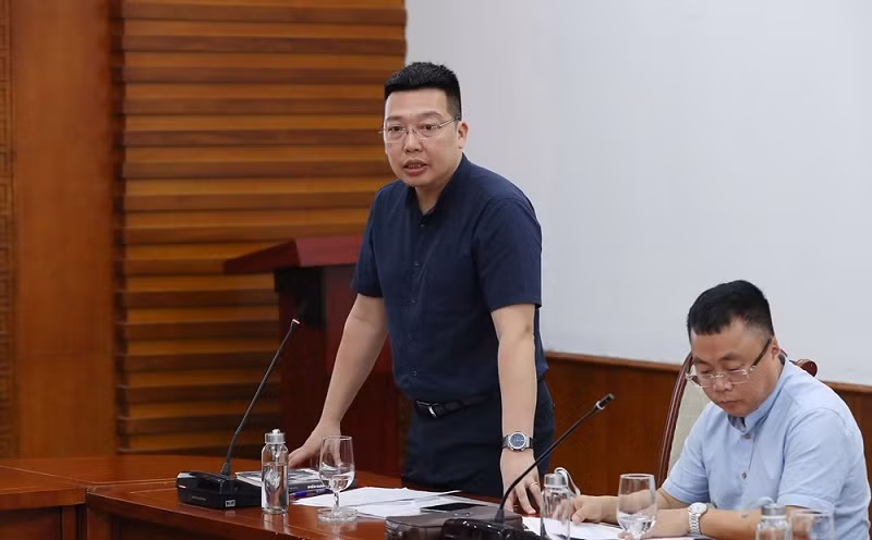 Tổng Biên tập Báo Văn hóa, Phó Trưởng Ban tổ chức Giải Nguyễn Anh Vũ công bố Quyết định thành lập và Quy chế làm việc của Hội đồng sơ khảo Giải. (Ảnh: TRẦN HUẤN)