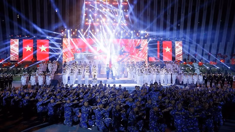 Chương trình có sự tham gia của gần 3.000 nghệ sĩ, diễn viên và cán bộ, chiến sĩ. (Ảnh: VTV)