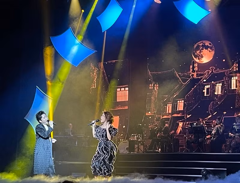 Chương trình khép lại bằng màn song ca ấn tượng của Hà Trần và Tùng Dương.