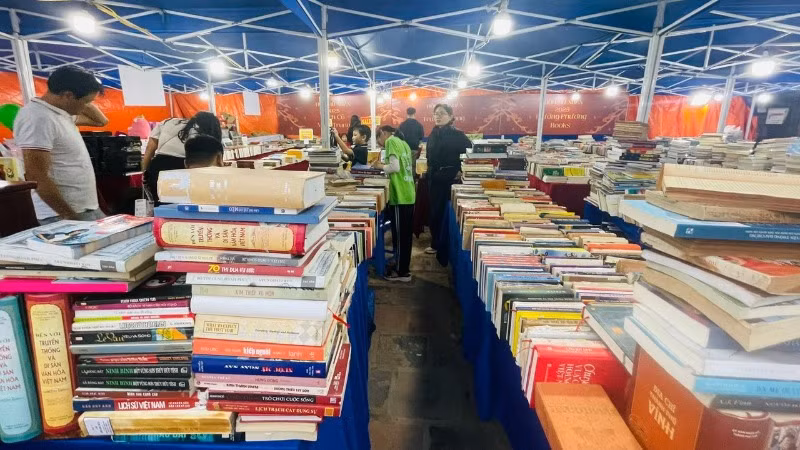 Không gian đọc của Trường Phương Books mang đến đa dạng các thể loại sách: văn học, lịch sử, khoa học, thiếu nhi, ngoại văn...