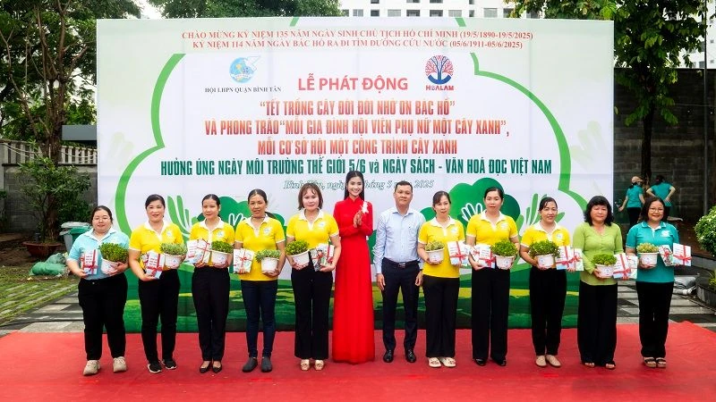 Hoa hậu Môi trường Thế giới 2023 Nguyễn Thanh Hà (áo dài đỏ) tham gia Lễ phát động “Tết trồng cây đời đời nhớ ơn Bác Hồ”. 