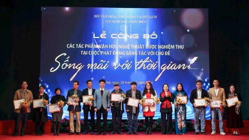 Vinh danh các tác giả có tác phẩm sân khấu được nghiệm thu. (Ảnh: NAM NGUYỄN)