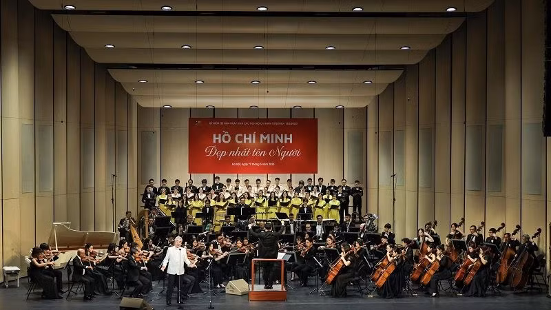 Chương trình là bản hòa ca nghệ thuật kỷ niệm 135 năm Ngày sinh Chủ tịch Hồ Chí Minh. (Ảnh: HGO)