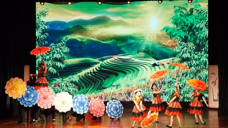 Một tiết mục nghệ thuật được trình diễn tại Lễ trao giải. (Ảnh: QUỲNH ANH)