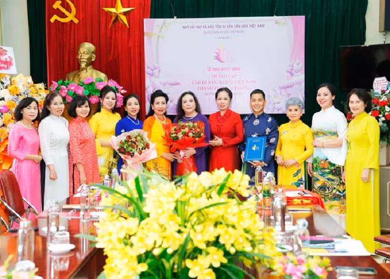 Trao Quyết định thành lập Câu lạc bộ Di sản Áo dài Việt Nam Thành phố Hải Phòng. 