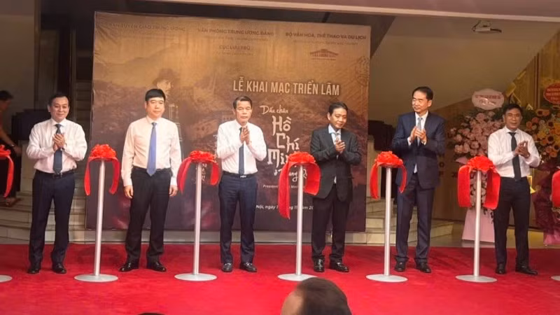 Cắt băng khai mạc Triển lãm.