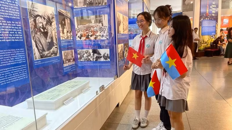 Các em học sinh tham quan Trưng bày.