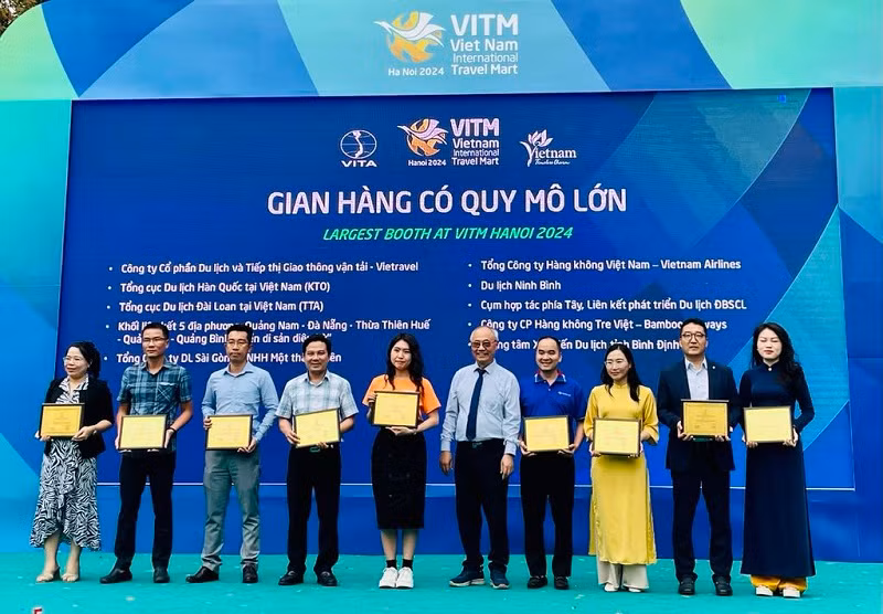 Trao Kỷ niệm chương cho đại diện các gian hàng có quy mô lớn tại VITM Hà Nội 2024. Trao Kỷ niệm chương cho đại diện các gian hàng có quy mô lớn tại VITM Hà Nội 2024.