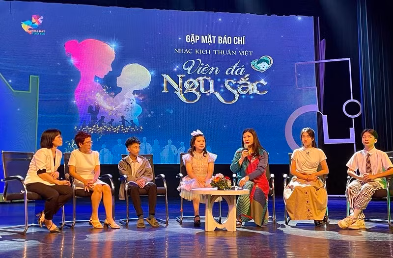 Ê-kíp thực hiện và các diễn viên chia sẻ về vở nhạc kịch.