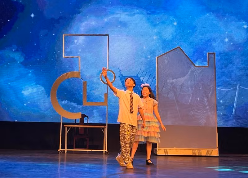 Bé Nam Phong (bên trái) và bé Yến Nhi vào vai Thiện Nhân và Bé Mai.