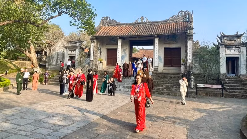 Các đại biểu tham quan Khu Di tích quốc gia đặc biệt Cổ Loa.