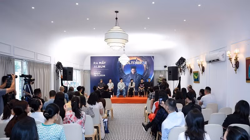 Gặp gỡ báo chí ra mắt album “Multiverse”. (Ảnh: Mạnh Nguyễn)