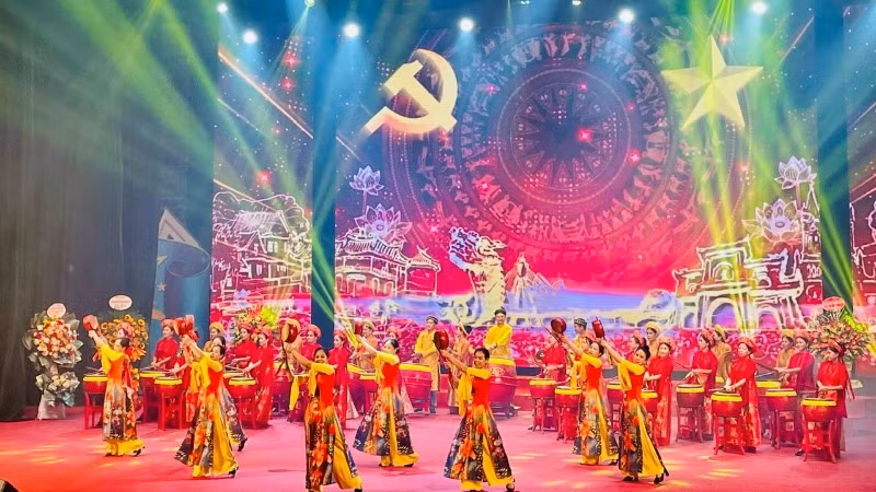 Tiết mục nghệ thuật biểu diễn chào mừng tại Lễ kỷ niệm.