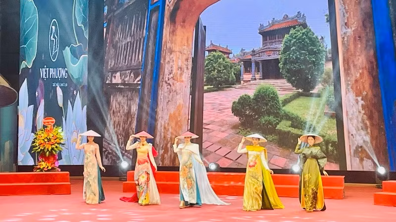 Trình diễn áo dài "Sắc màu di sản".