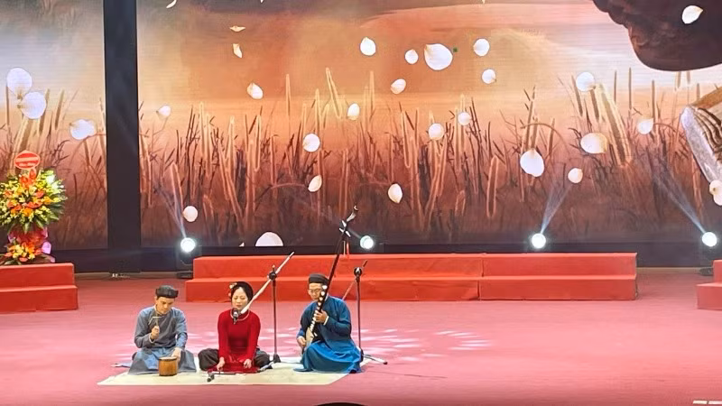 Biểu diễn tiết mục ca trù tại lễ kỷ niệm.