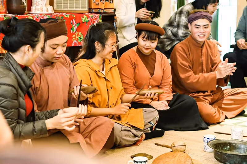 Khán giả trẻ hào hứng khi được tương tác, tìm hiểu về những nhạc cụ dân tộc. (Ảnh: VICH) Khán giả trẻ hào hứng khi được tương tác, tìm hiểu về những nhạc cụ dân tộc. (Ảnh: VICH)