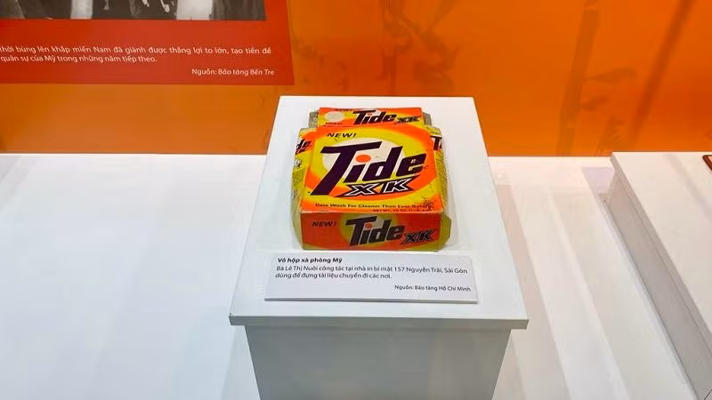 Trưng bày vỏ hộp xà phòng Mỹ được bà Lê Thị Nuôi dùng để đựng tài liệu chuyển đi các nơi.