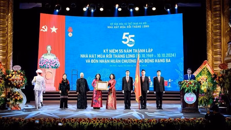 Nhà hát Múa rối Thăng Long vinh dự được đón nhận Huân chương Lao động hạng Ba.