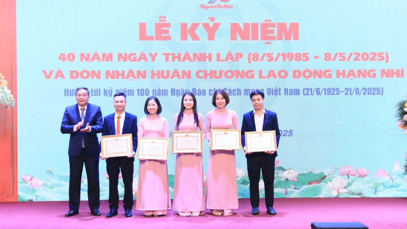 Vinh danh các đơn vị, cá nhân có thành tích xuất sắc. (Ảnh: QUANG THÁI) Vinh danh các đơn vị, cá nhân có thành tích xuất sắc. (Ảnh: QUANG THÁI)