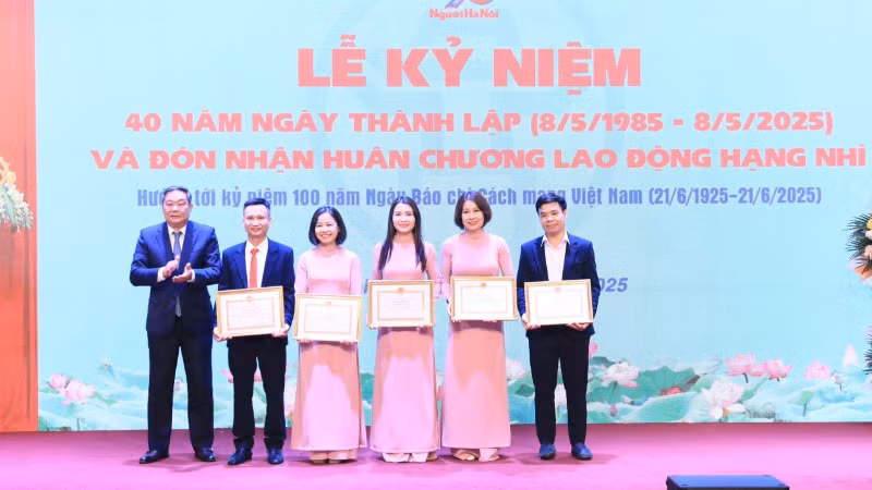 Vinh danh các đơn vị, cá nhân có thành tích xuất sắc. (Ảnh: QUANG THÁI)