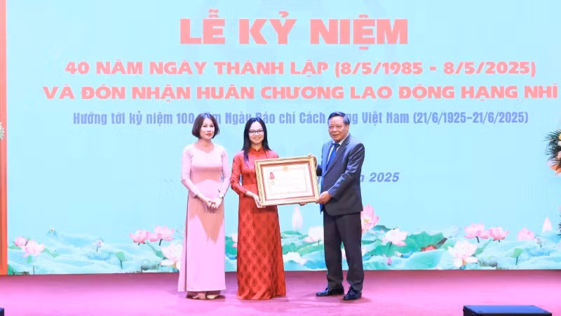 Tạp chí Người Hà Nội đón nhận Huân chương Lao động hạng Nhì. (Ảnh: QUANG THÁI)