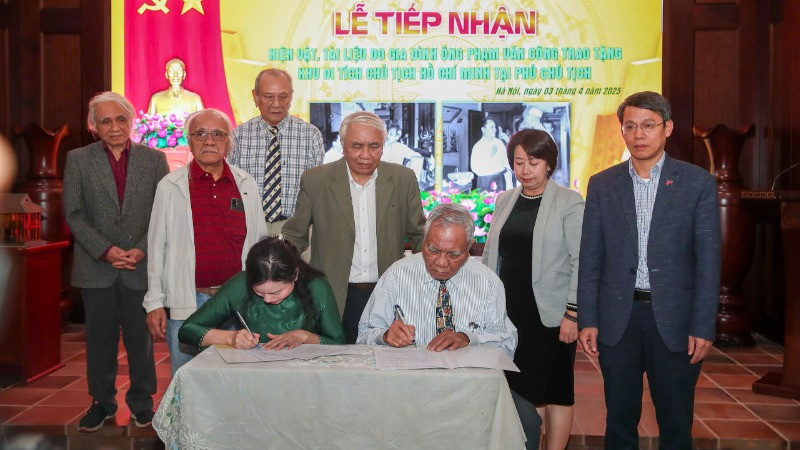 Đại diện Khu Di tích Chủ tịch Hồ Chí Minh tại Phủ Chủ tịch và đại diện gia đình cụ ông Phạm Văn Công ký biên bản giao nhận hiện vật. (Ảnh: NAM NGUYỄN) Đại diện Khu Di tích Chủ tịch Hồ Chí Minh tại Phủ Chủ tịch và đại diện gia đình cụ ông Phạm Văn Công ký biên bản giao nhận hiện vật. (Ảnh: NAM NGUYỄN)