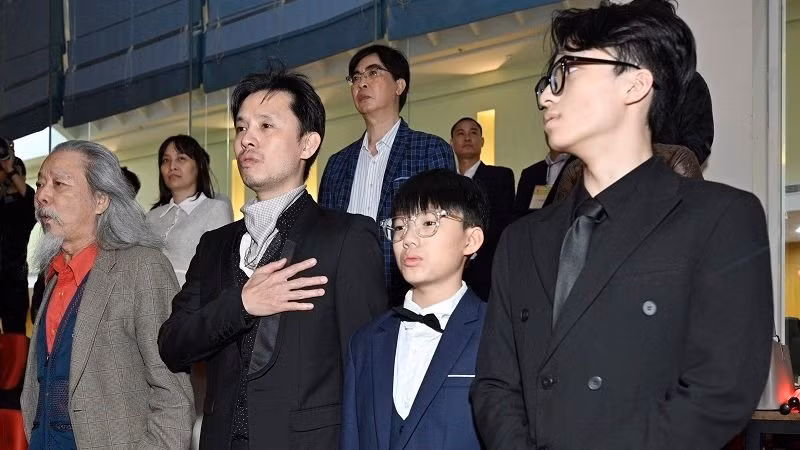 Gia đình nhạc sĩ Văn Cao xúc động khi hát Quốc ca cùng 15.000 người. (Ảnh: BTC)