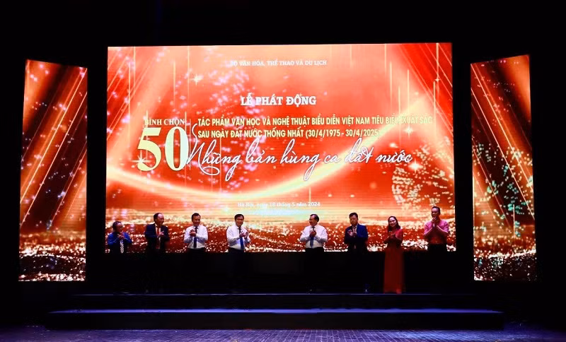 Các đại biểu thực hiện nghi thức phát động bình chọn.