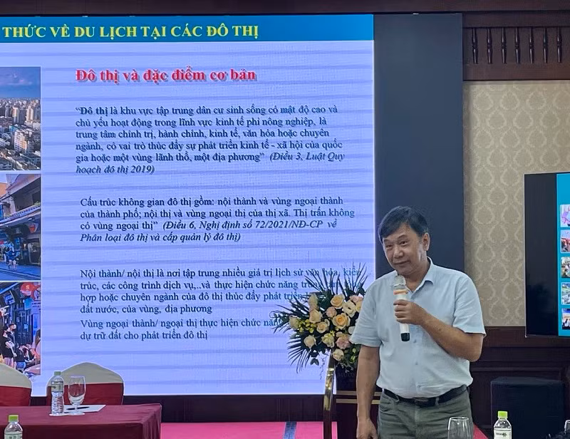 Phó Giáo sư, Tiến sĩ Phạm Trung Lương trình bày tham luận Một số vấn đề lý luận về phát triển du lịch bền vững tại các đô thị.