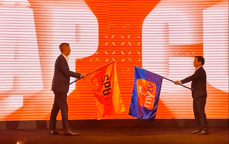 Ông Lee Choong Khay và ông Nguyễn Sơn Hải thực hiện nghi thức đánh dấu sự kết hợp của SPOTV và MyTV.